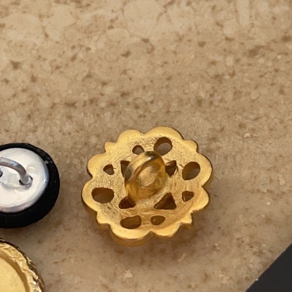 St. John Couture Assorted Grab Bundle 7 buttons - Picture 7 of 9